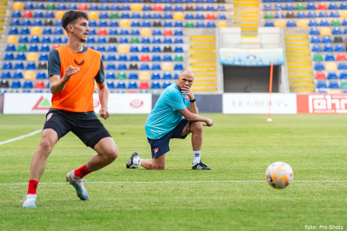 joseph oosting observeert alec van hoorenbeeck training riga fc fc twente uecl 2023 2024