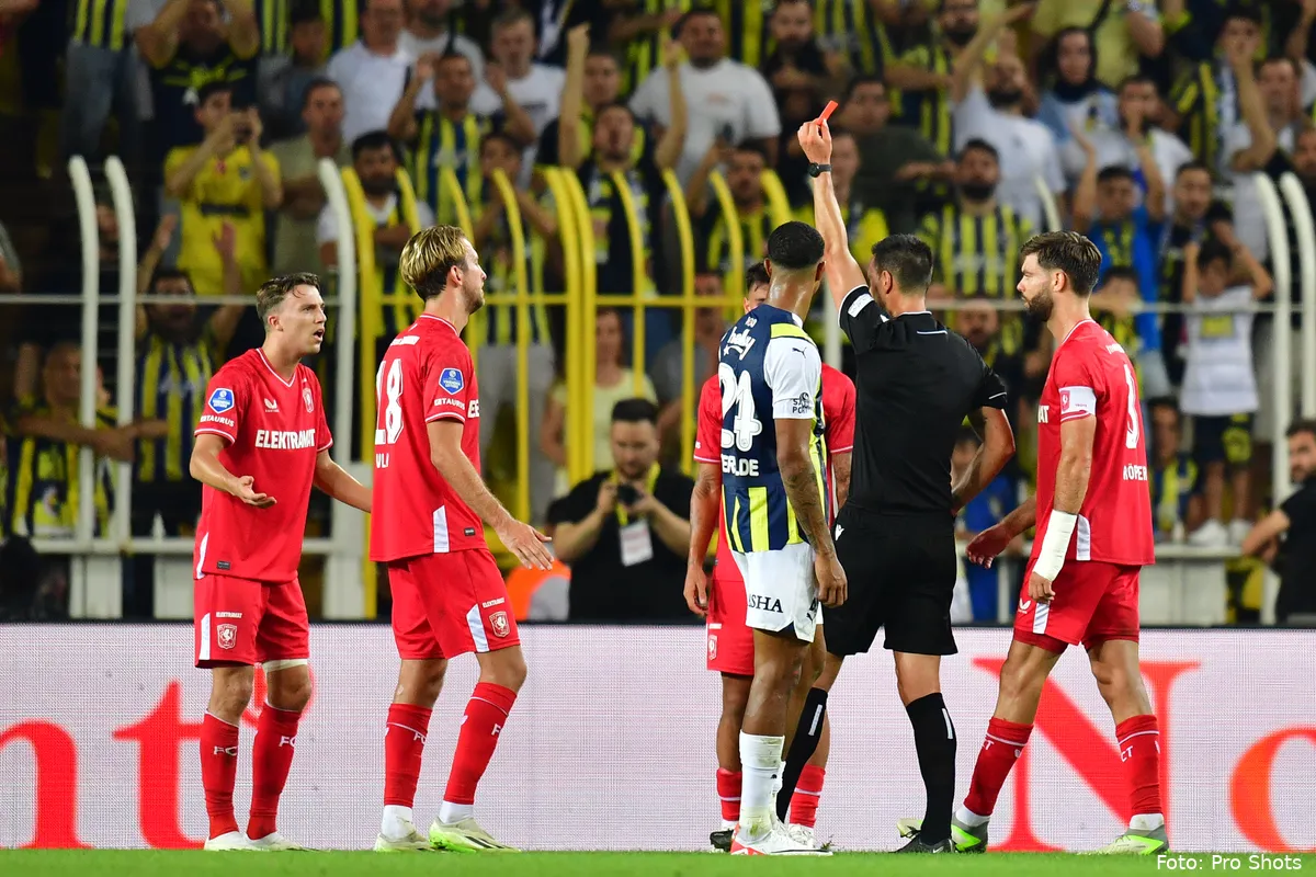 Regeer schuldbewust na rode kaart: "Dat is vernietigend om te zien"