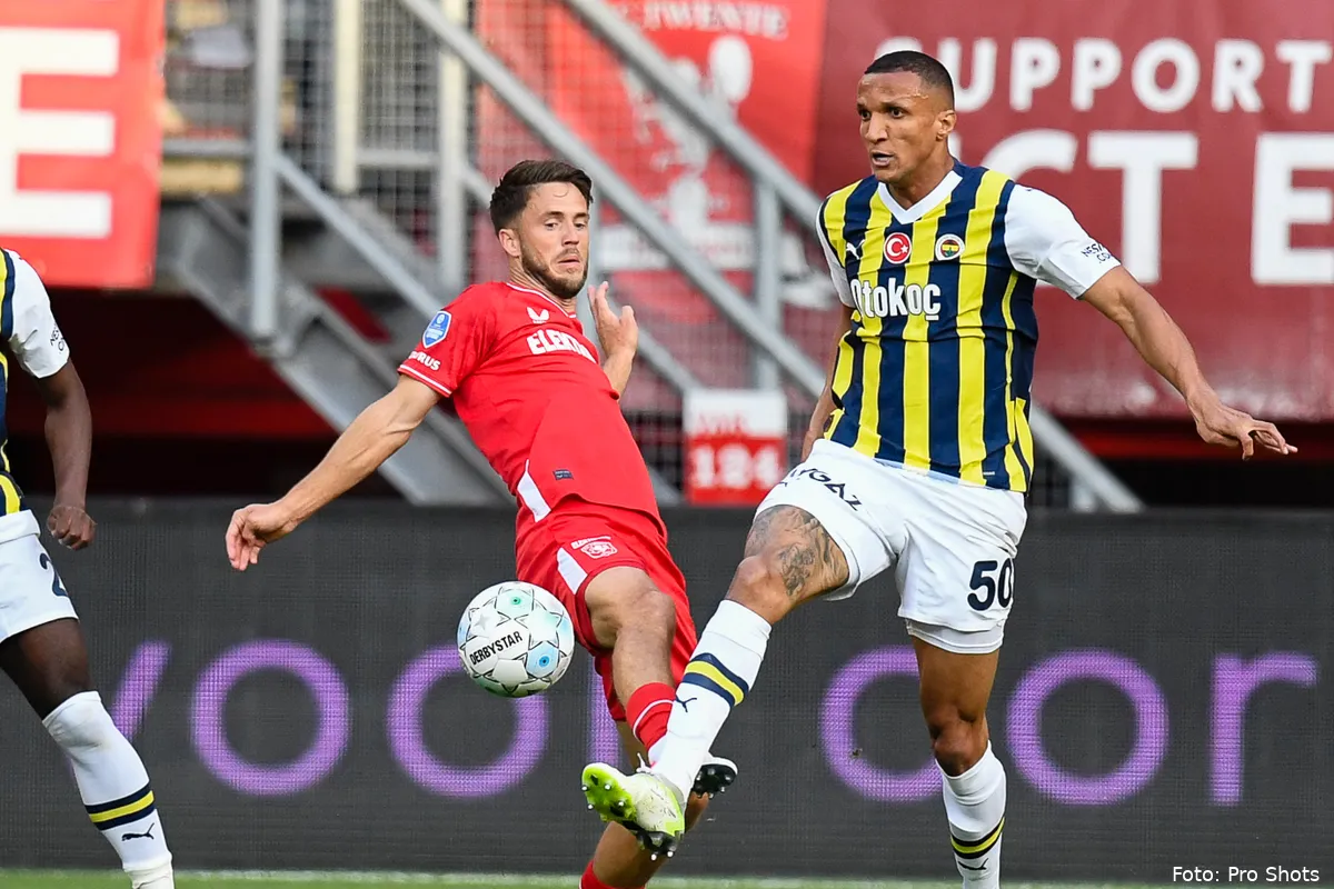 Twente-supporters verbijsterd na kopstoot: "Dat was een rode kaart!"