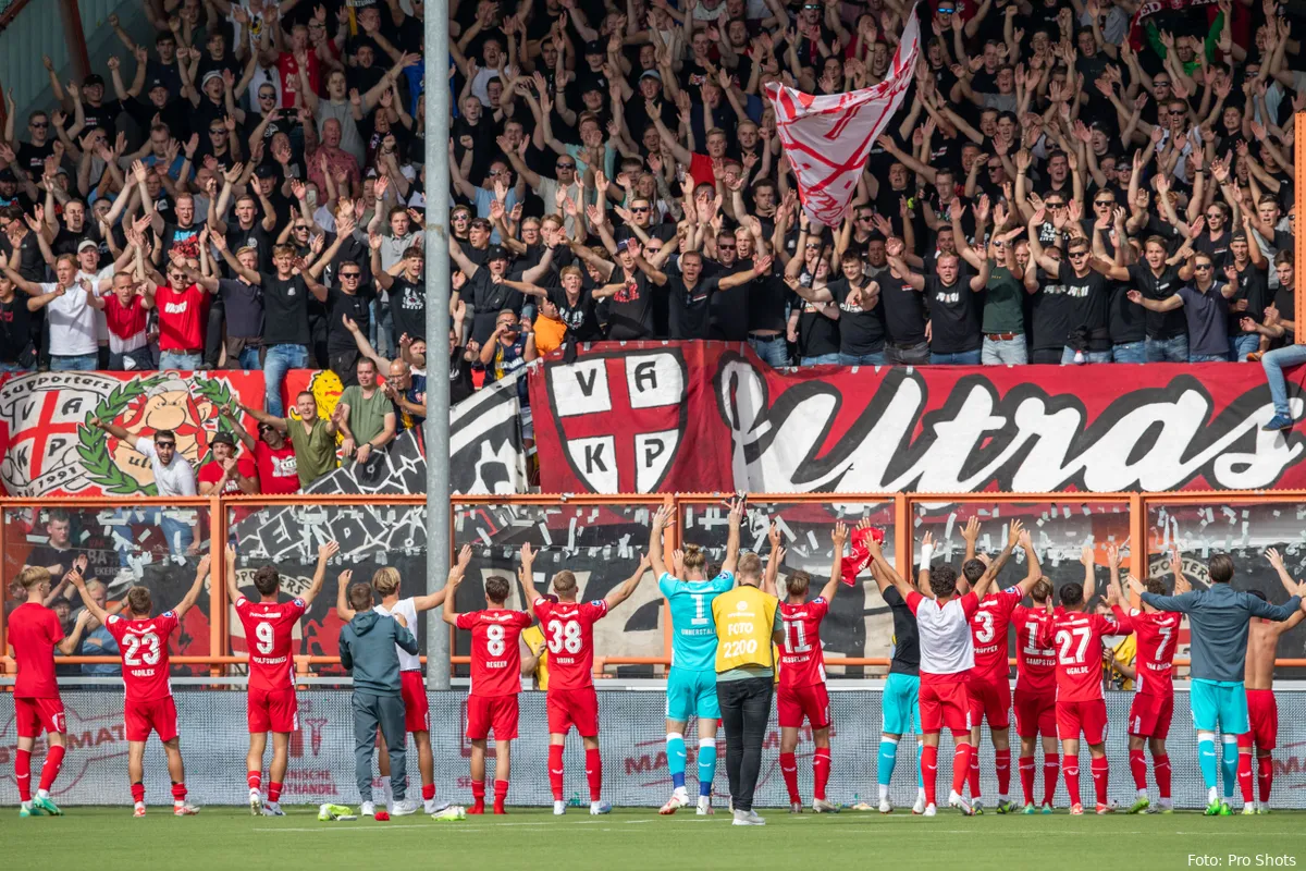 supporters en spelers uitvak overwinning vieren fc volendam fc twente 2023 2024