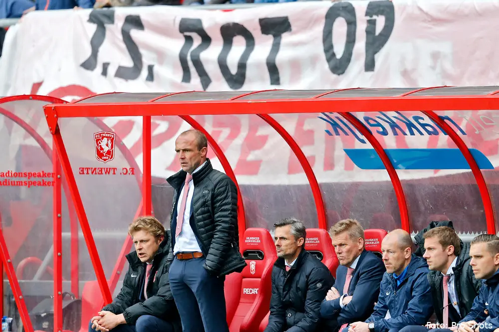alfred schreuder rot op 2015 spandoek fc twente