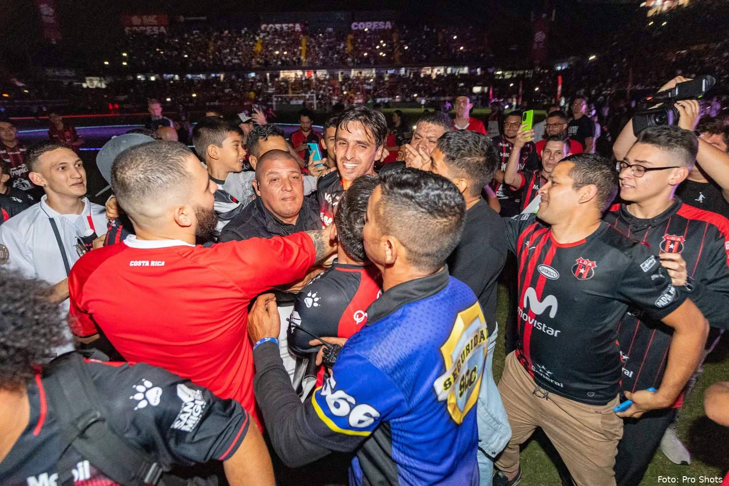 Pitch invasion: Supporters het veld op na afscheidsspeech Ruiz