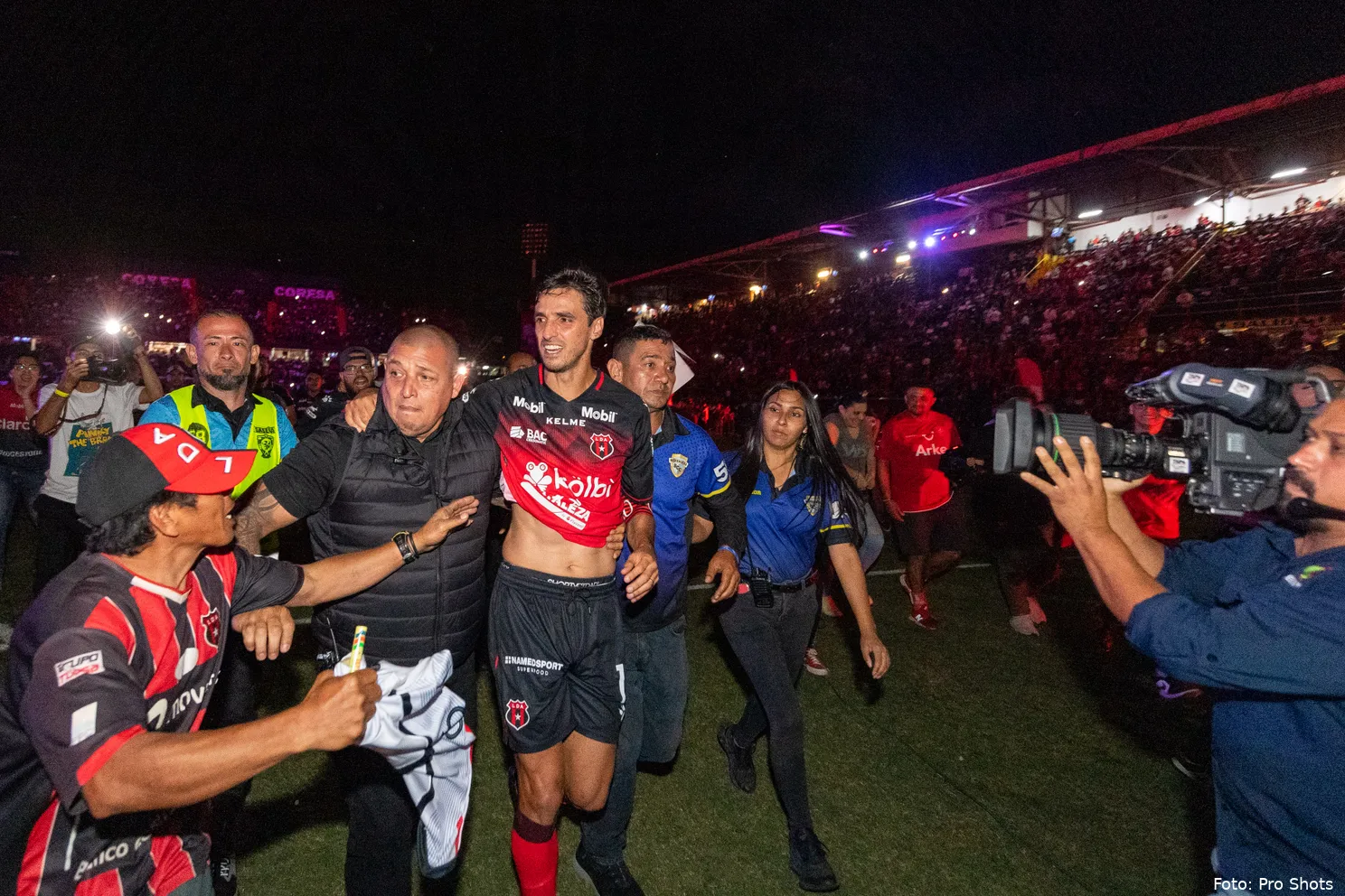 Pitch invasion: Supporters het veld op na afscheidsspeech Ruiz