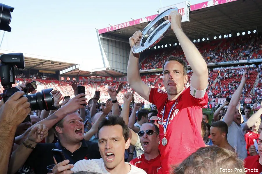 wout brama schouders supporters fc twente 2019 kampioen schaal