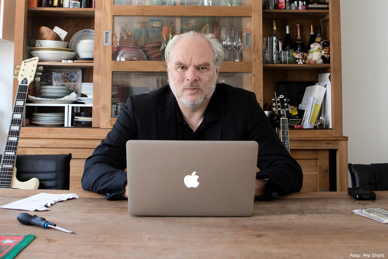 Nico Dijkshoorn wil verbod op spandoeken en vuurwerk: "Die infantiele trots van supporters"