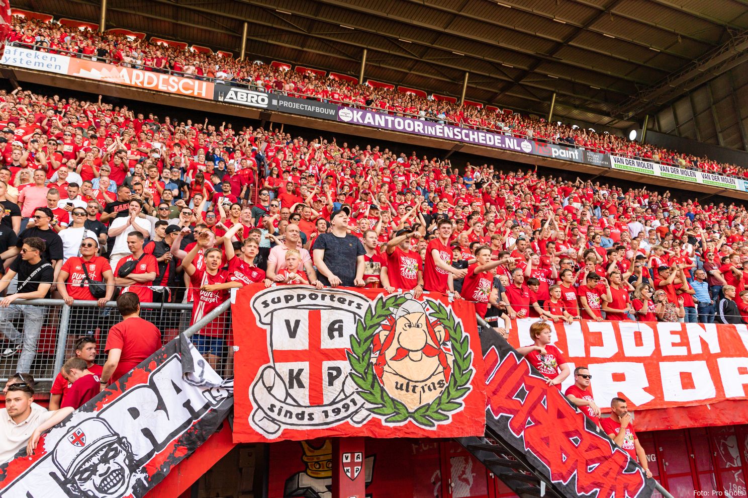 supporters vak p in het rood fc twente sc heerenveen play offs 2022 2023