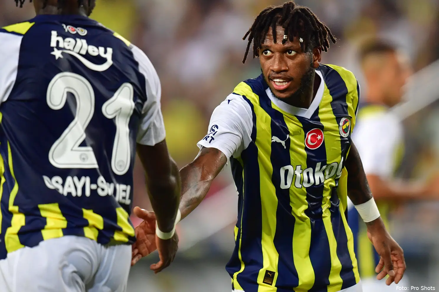 fred high five met osayi samuel fenerbahce fc twente uecl 2023 2024