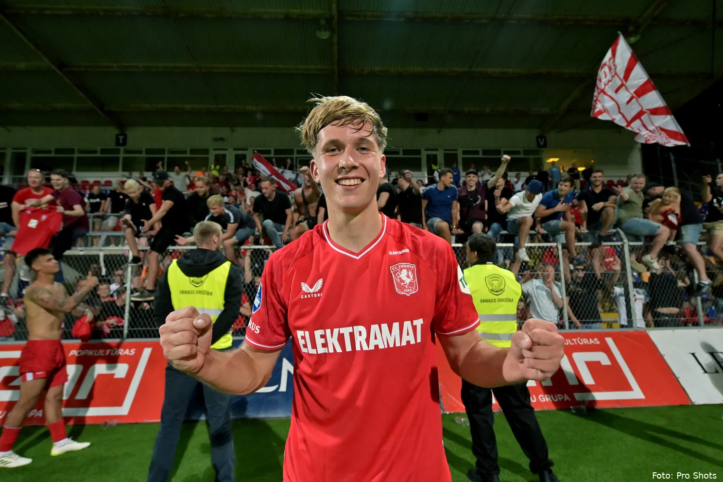 gijs besselink voor supporters uitvak riga fc fc twente uecl 2023 2024