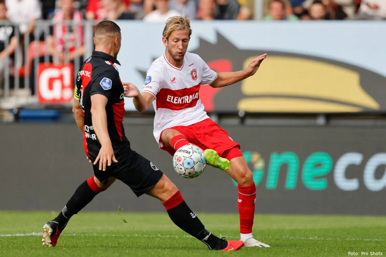 FC Twente presenteert noodgedwongen nieuw wit uitshirt bij Almere City FC
