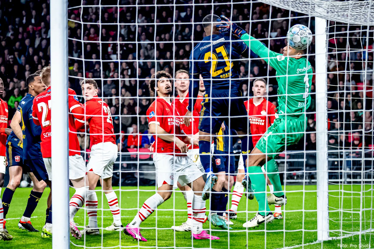 myron boadu walter benitez overtreding afgekeurde goal psv fc twente eredivisie 2023 2024