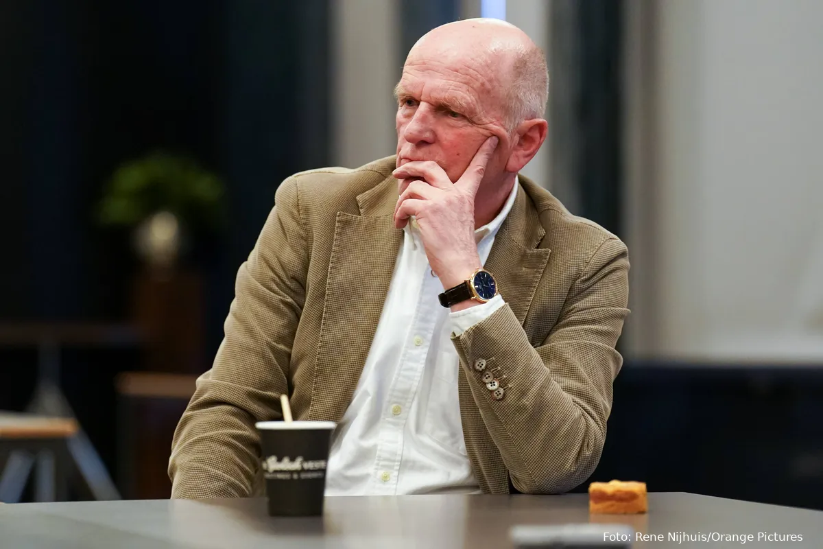 jan streuer pijnzend denkt na perspresentatie 2023