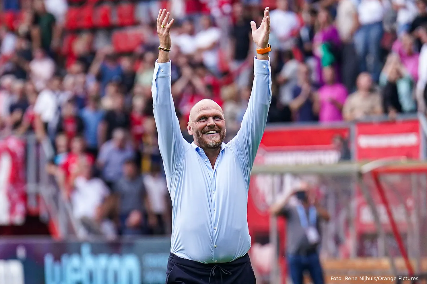 joseph oosting handen in de lucht ingezoomd overwinning vieren fc twente ajax 2023 2024