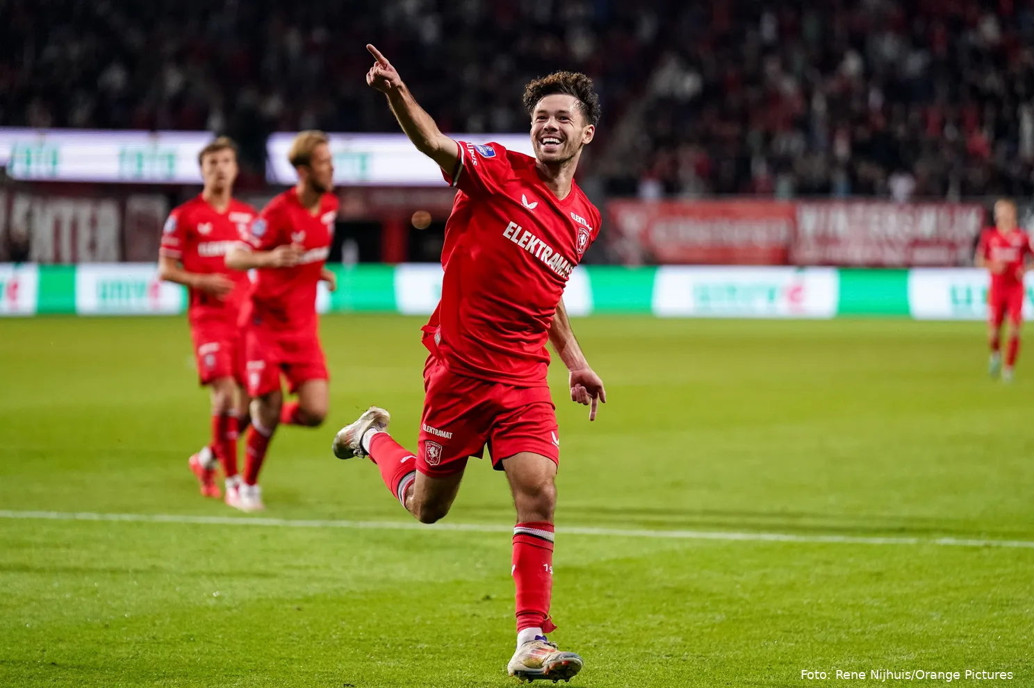 mitchell van bergen juichen fc twente sc heerenveen 2024 2025