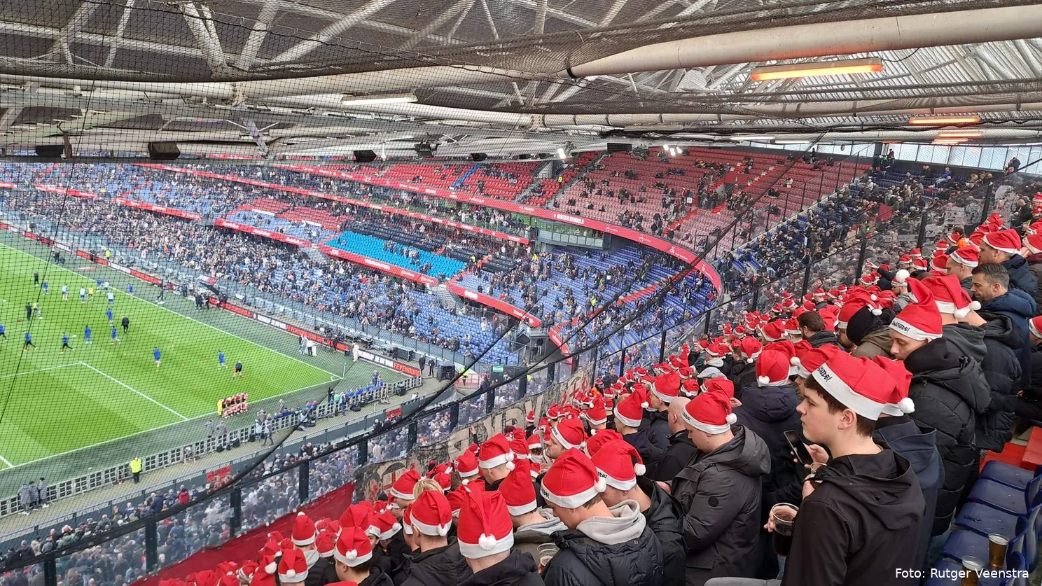 fc-twente-supporters-kerstmutsen-feyenoord-de-kuip-uitvak-1