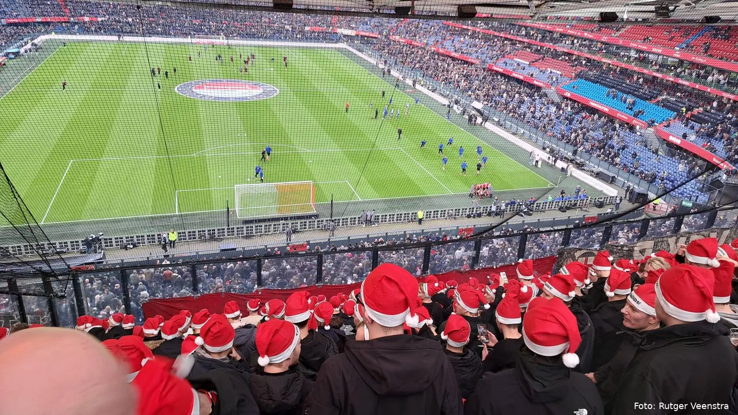 fc-twente-supporters-kerstmutsen-feyenoord-de-kuip-uitvak-2