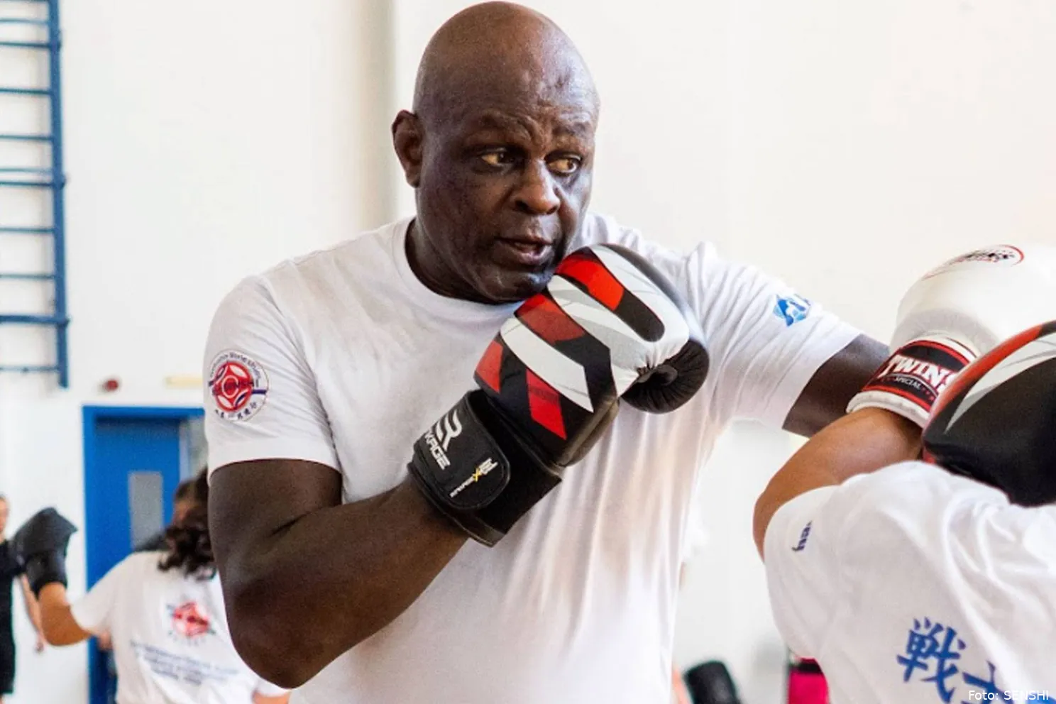 “Bij SENSHI is het altijd oorlog” – Ernesto Hoost over jubileum kickbokstoernooi