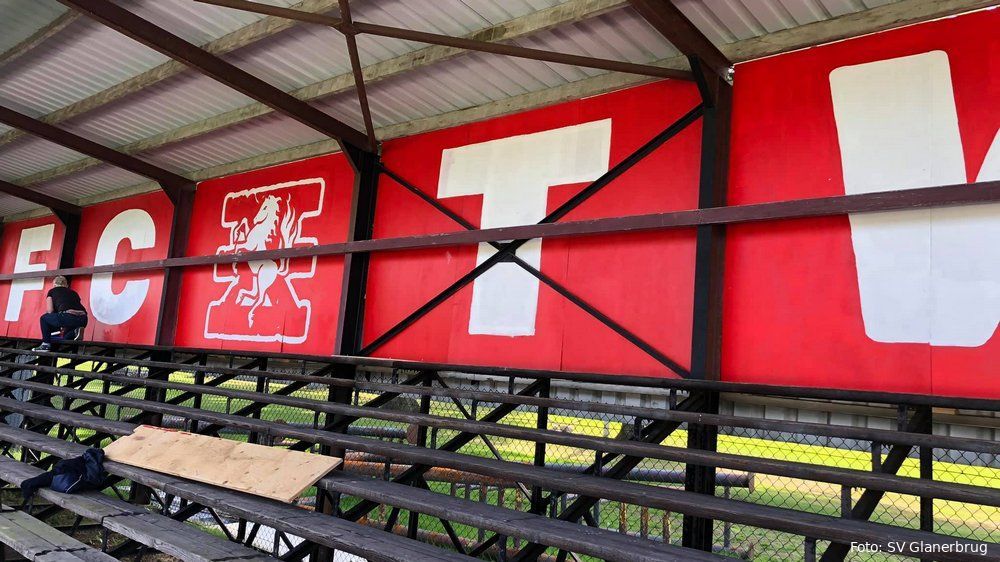 Foto's: SV Glanerbrug kleurt hoofdtribune op Sportpark het Diekman rood