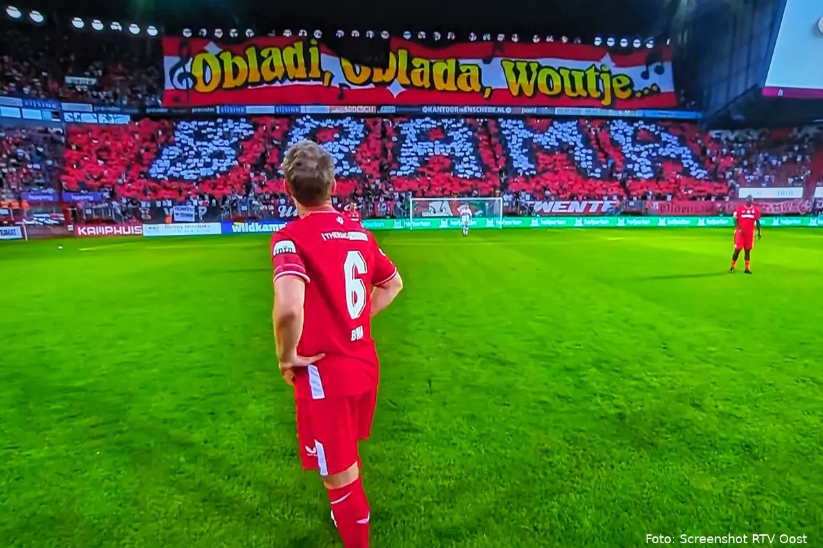 wout brama voor spandoek afscheidswedstrijd 2023