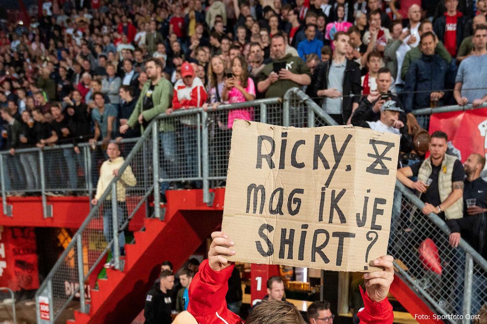 Kinderen kunnen kartonnen bordjes thuislaten, shirts FC Twente worden geveild
