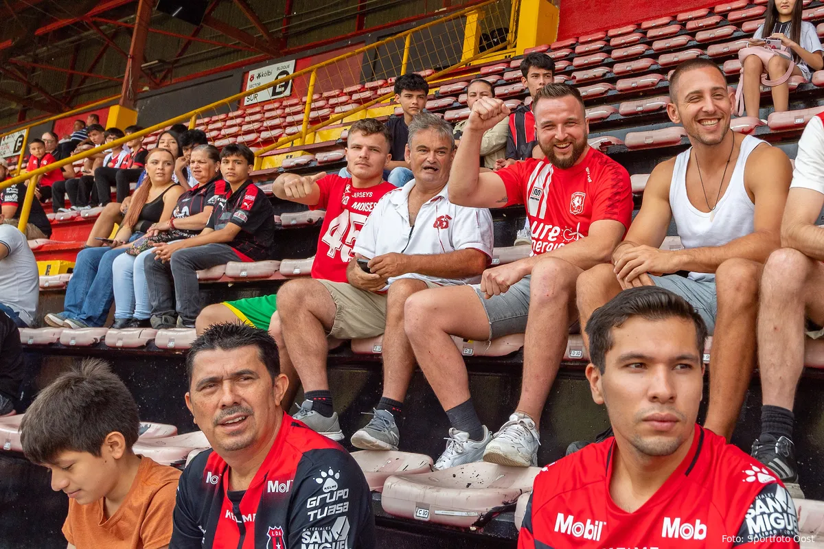 In beeld: Twente-supporters op de tribune bij training FC Twente in stadion Alajuelense