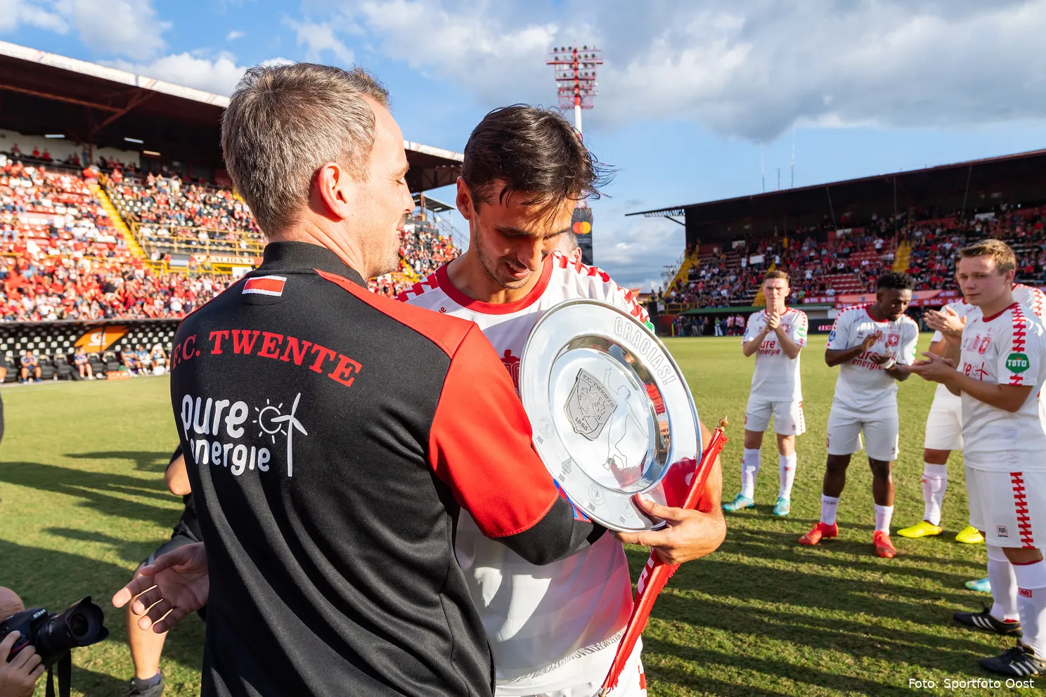 Foto's: FC Twente bedankt Ruiz met prachtige schaal voor afscheidswedstrijd