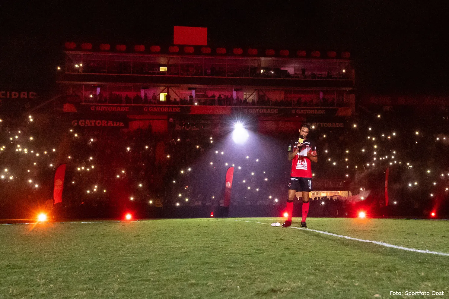 WAUW! Magistrale spandoeken, fakkels en lichtshows voor afscheid Ruiz