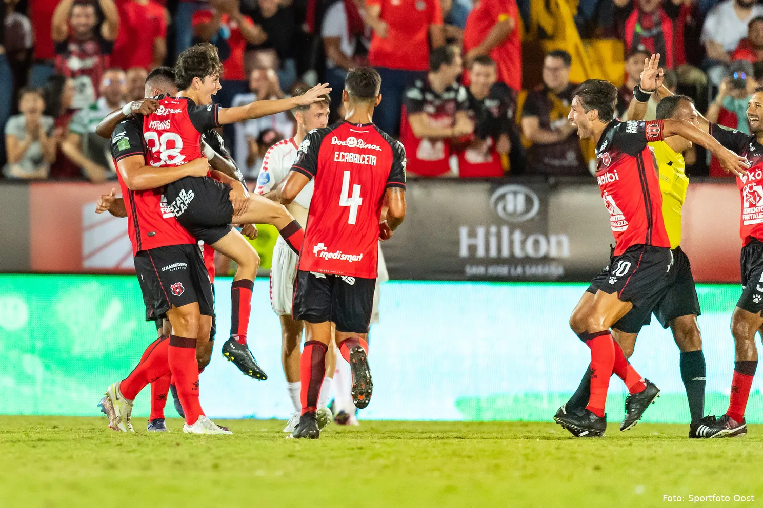 Prachtige beelden: Zoon Ruiz scoort en viert goal met zijn vader
