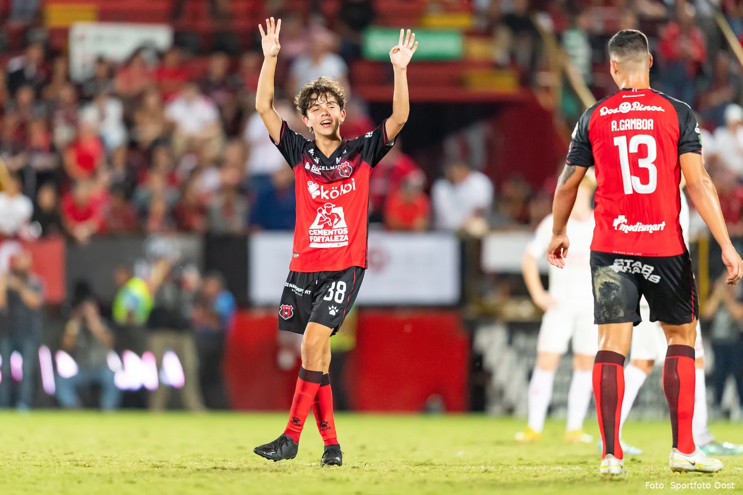 Prachtige beelden: Zoon Ruiz scoort en viert goal met zijn vader