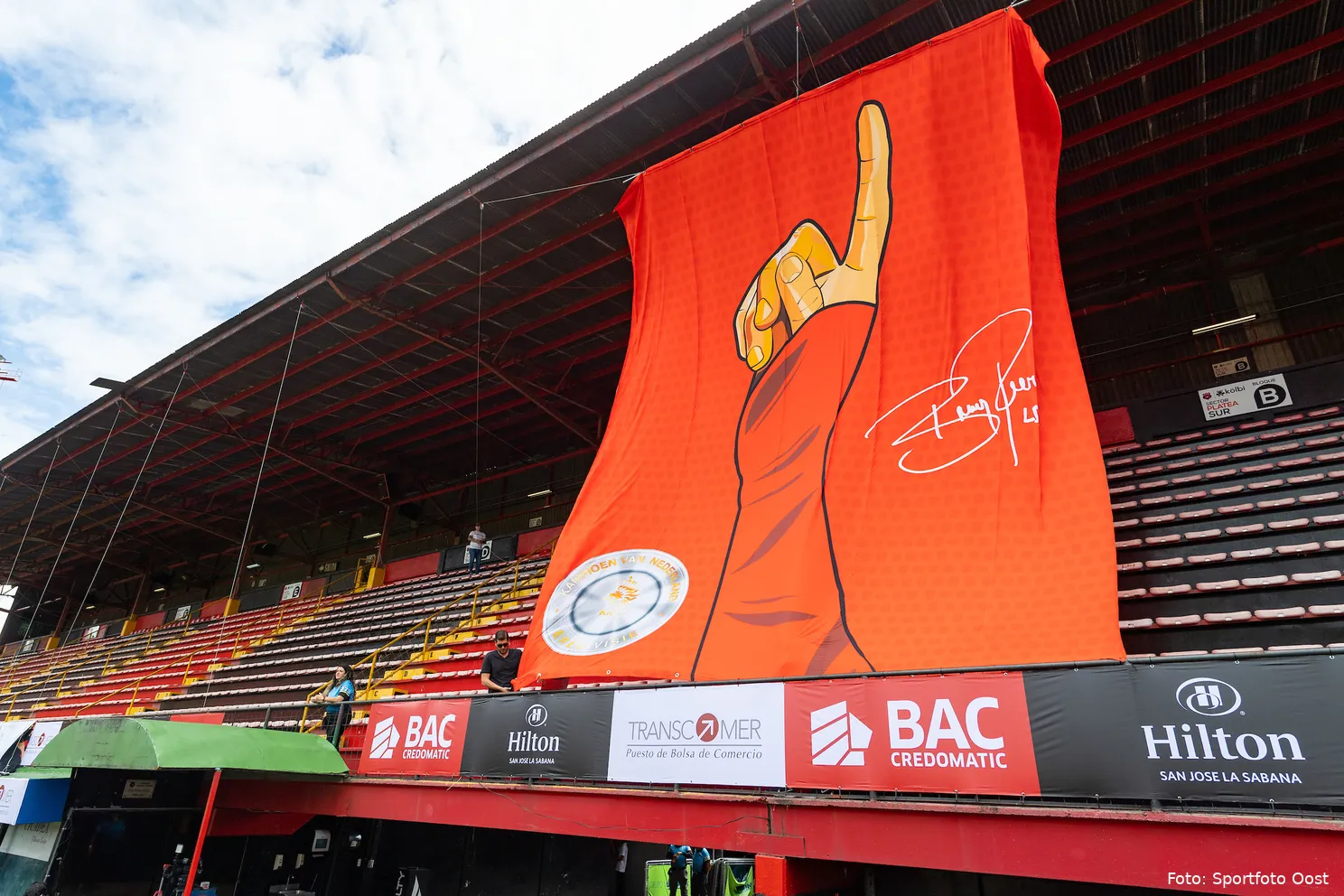 Foto's: Schitterende spandoeken als eerbetoon aan Bryan Ruiz