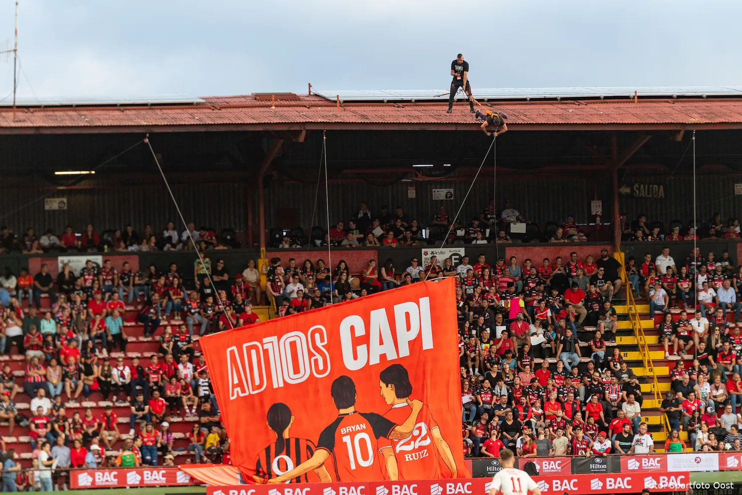 WAUW! Magistrale spandoeken, fakkels en lichtshows voor afscheid Ruiz