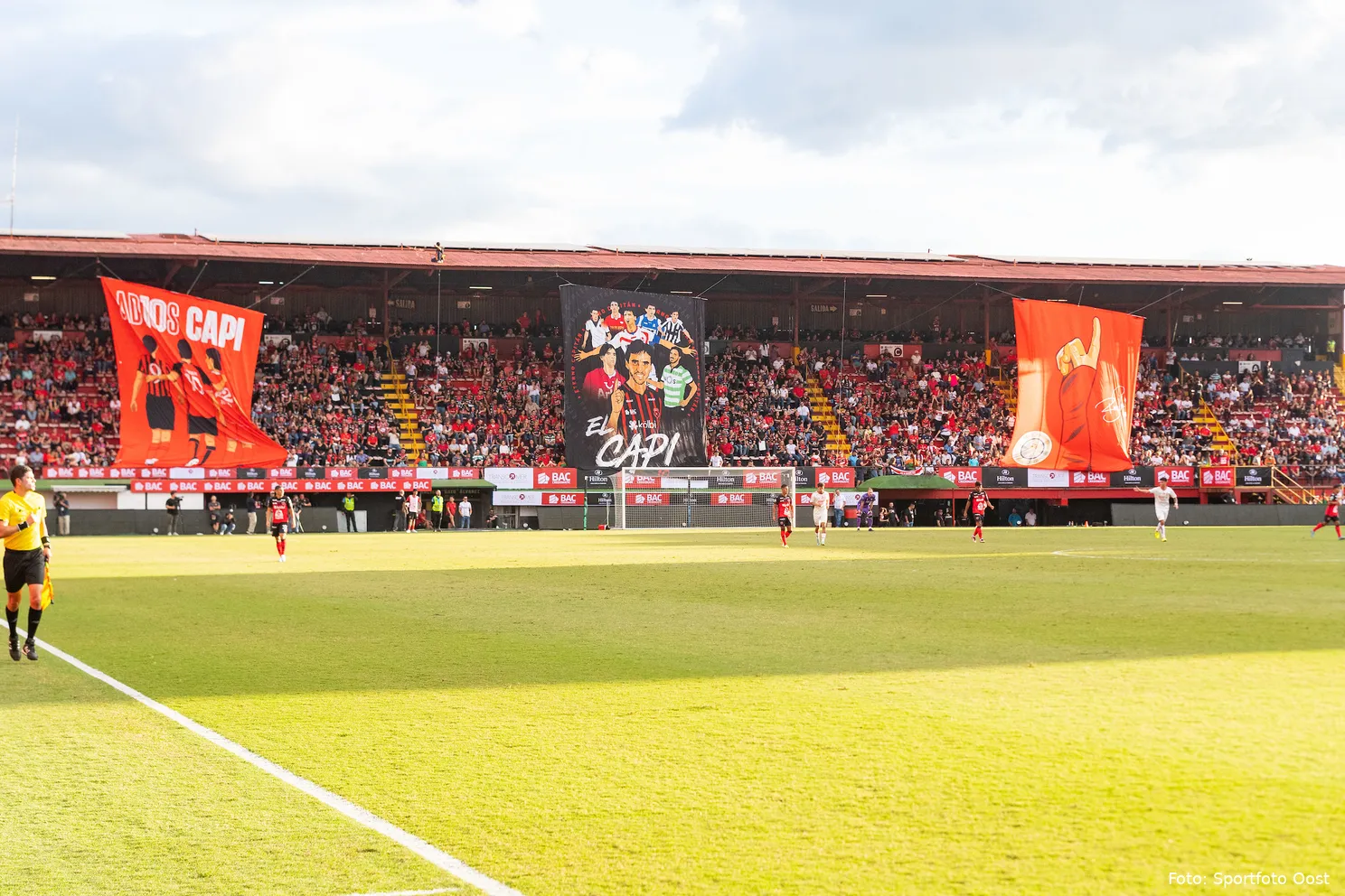 WAUW! Magistrale spandoeken, fakkels en lichtshows voor afscheid Ruiz