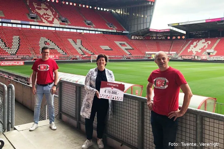 Grandioos! Supporters halen 15.000 euro op voor de zorg met t-shirt actie