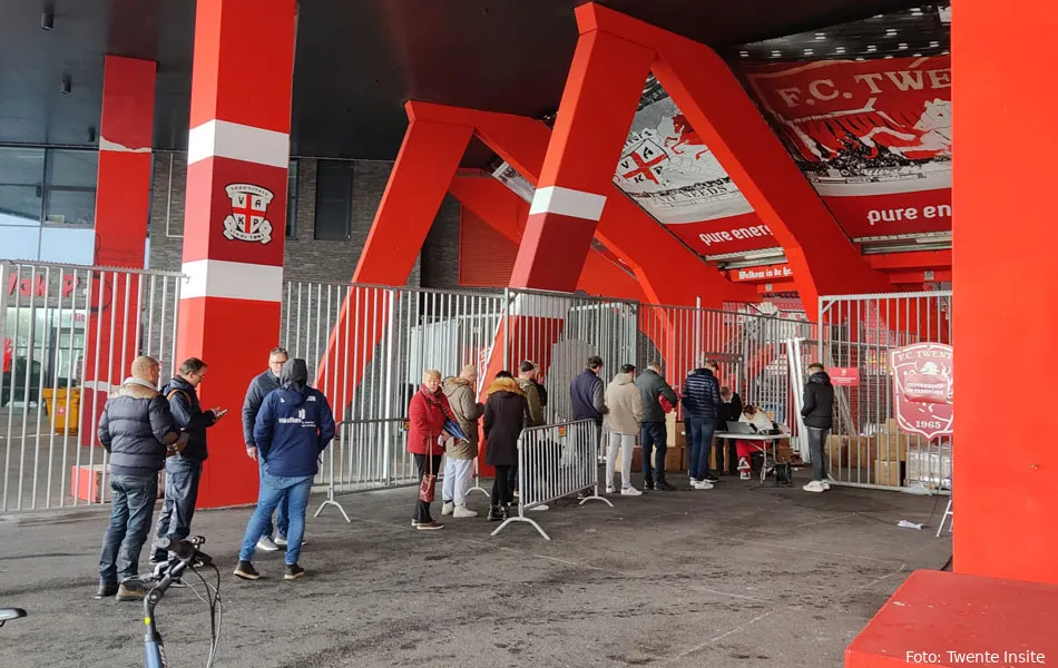 Foto's: Supporters in de rij voor speciaal Retrojack MEYBA