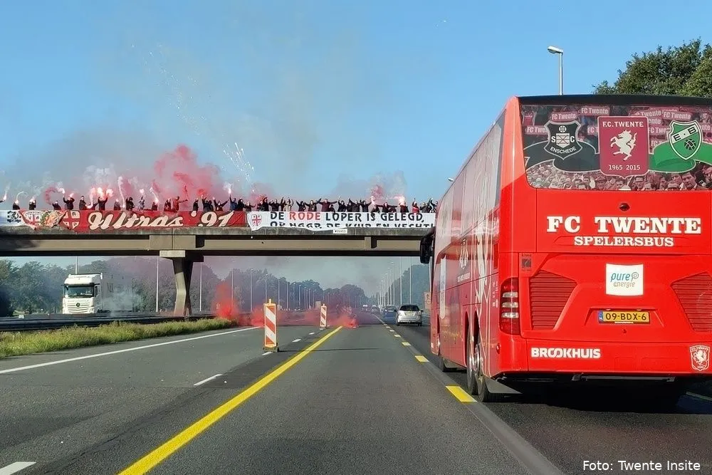 uitzwaaiactie fc twente ultras snelweg viaduct