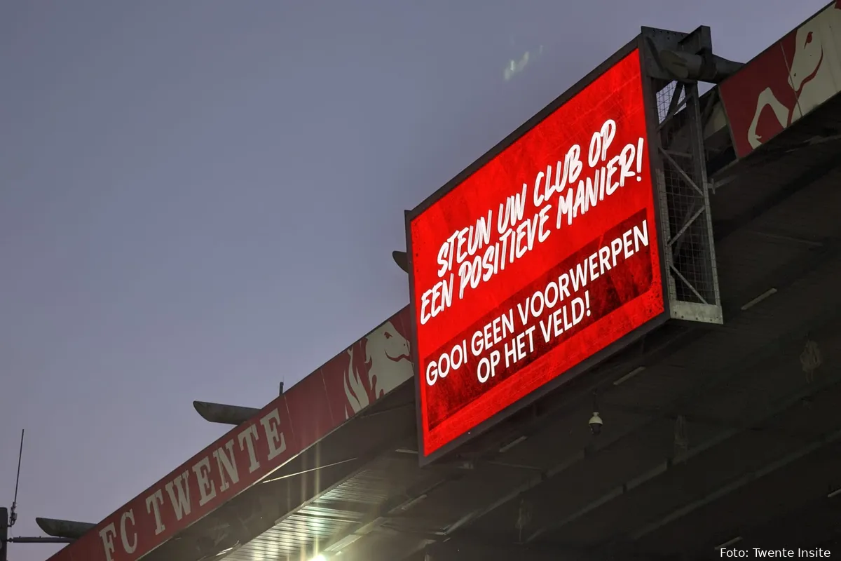 steun uw club op een positieve manier gooi geen voorwerpen op het veld videowall de grolsch veste fc twente nec nijmegen 2022 2023