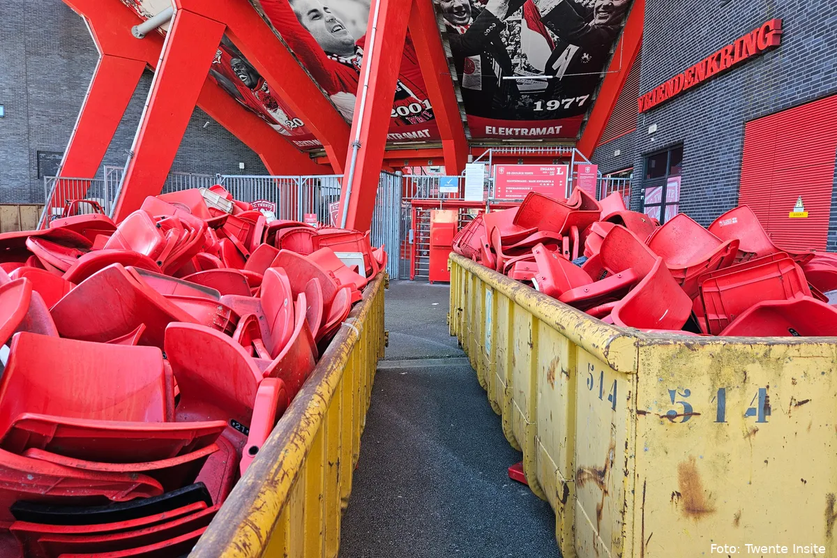 Update: Supporters hebben alle verwijderde stoelen opgehaald