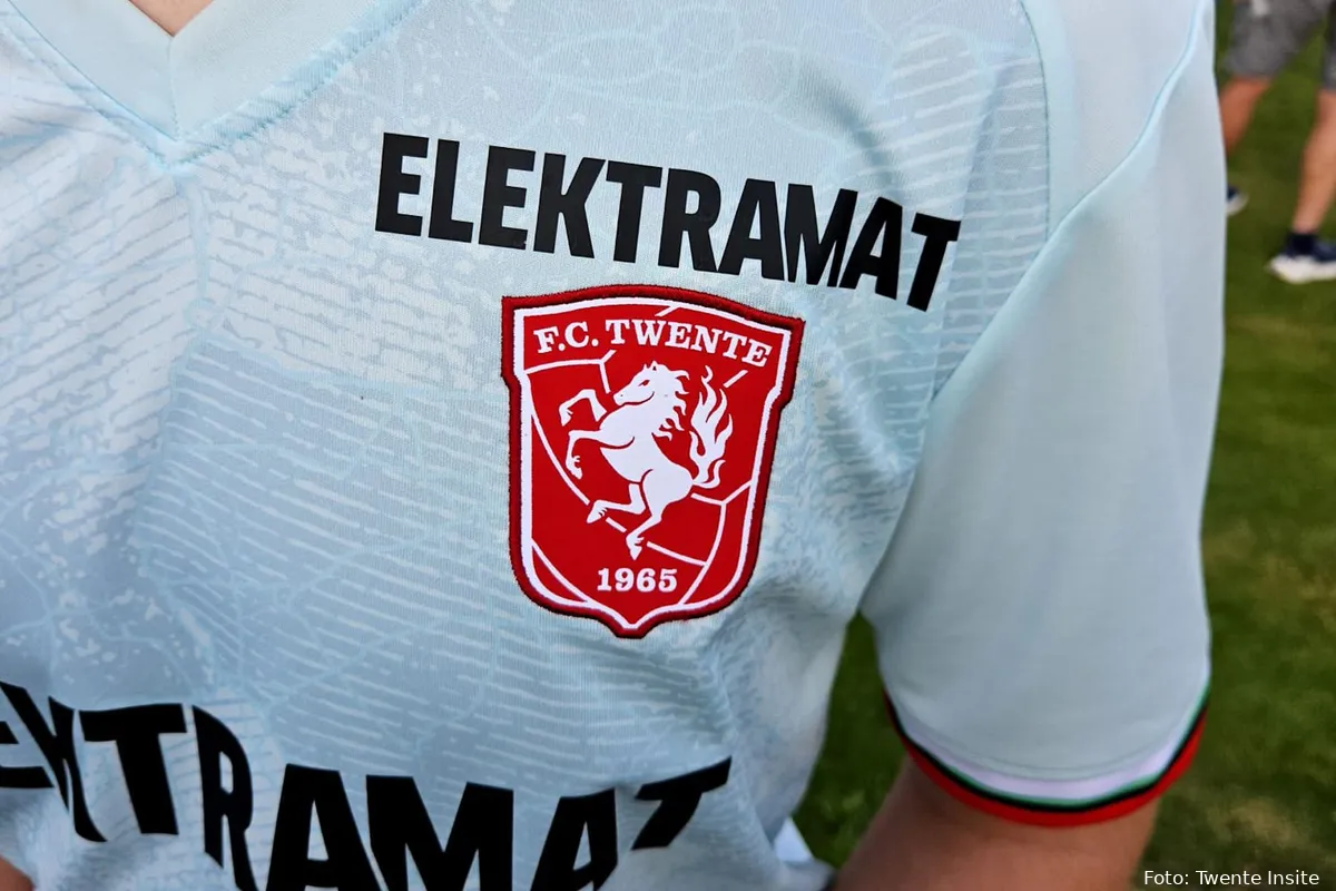 elektramat close up boven fc twente logo uitshirt 2024 2025