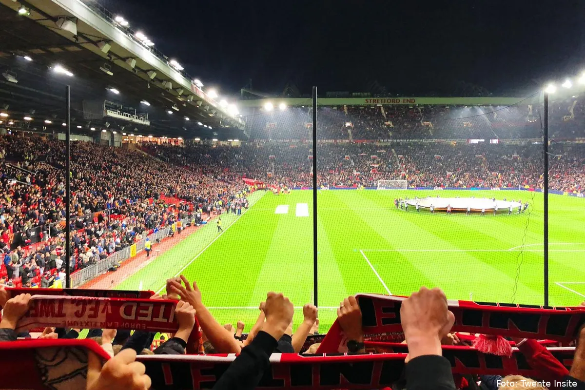 supporters met sjaals bij manchester united fc twente 2024 2025