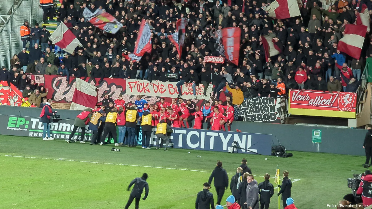 VIDEO | Heerlijk: Spelers en supporters vieren overwinning op Fortuna Sittard