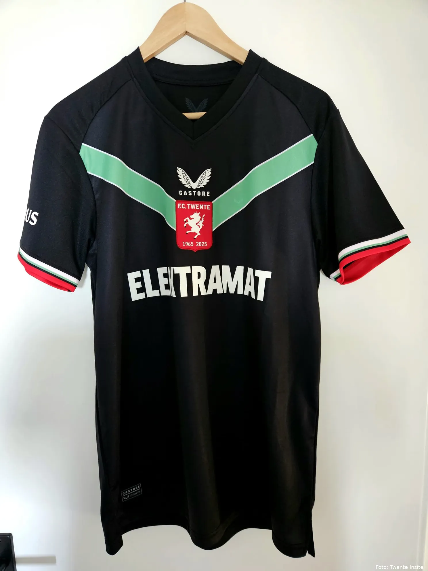 Supporters verward na opvallende post FC Twente: RKC-uit in ongepresenteerd shirt?