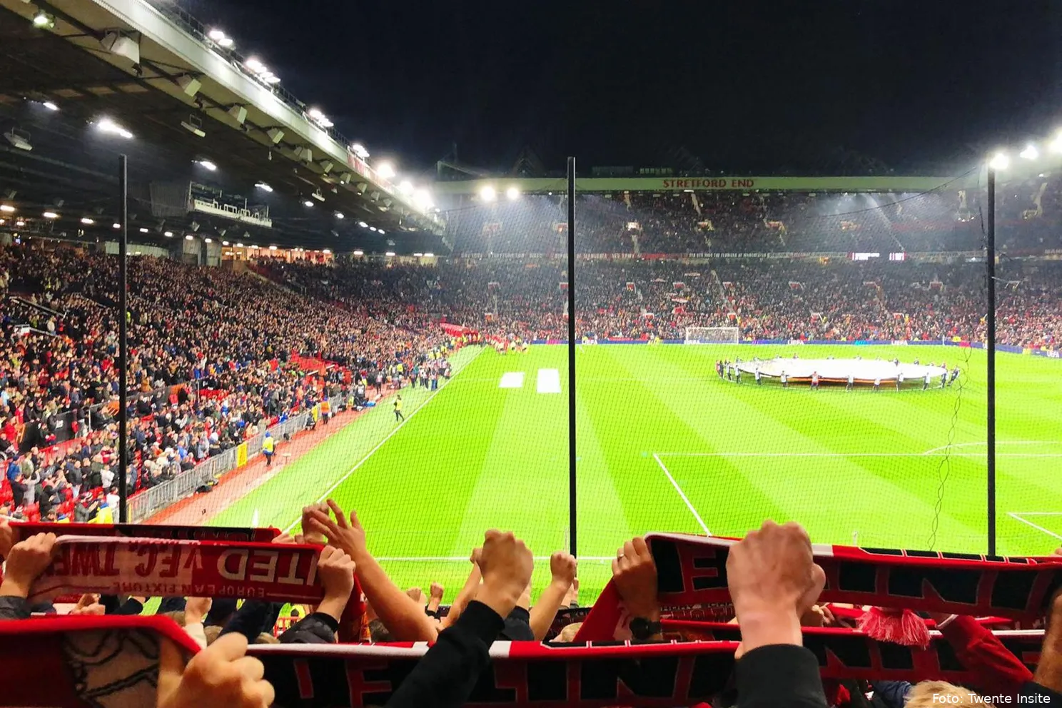 supporters met sjaals bij manchester united fc twente 2024 2025
