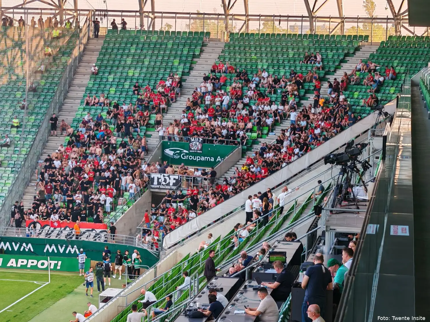supporters-fc-twente-uitvak-voor-ferencvaros-uit-voor-wedstrijd