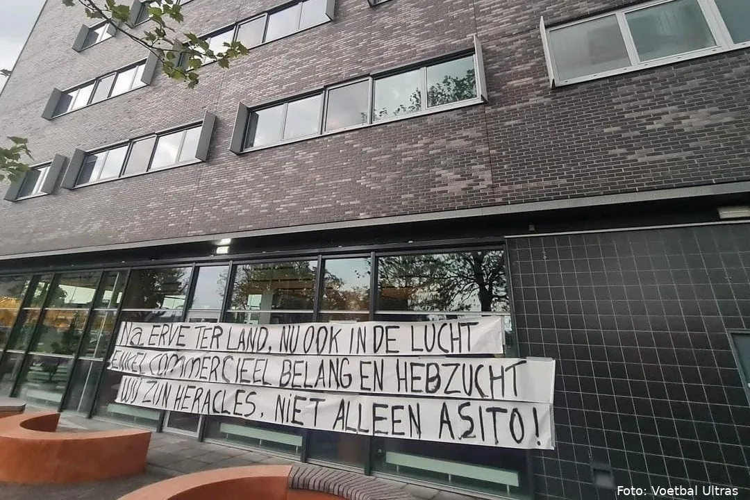 Hilarisch: Boze Heracles-supporter maakt blunder op spandoek