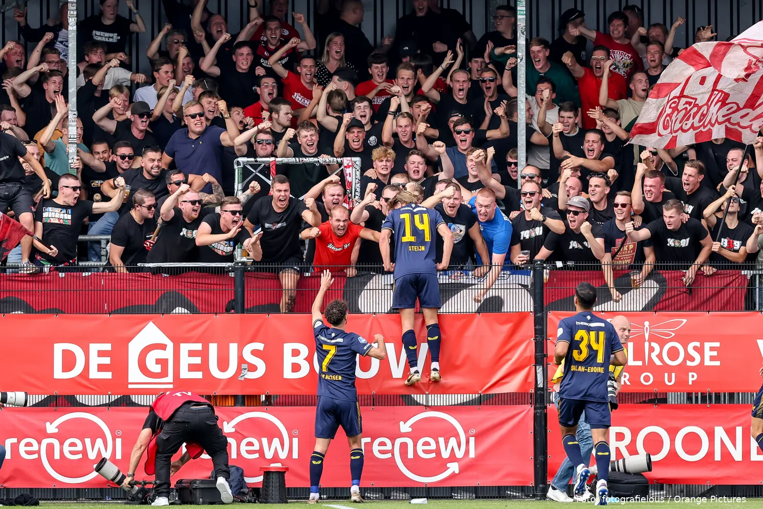 supporters juichen met sem steijn almere city fc 2024 2025