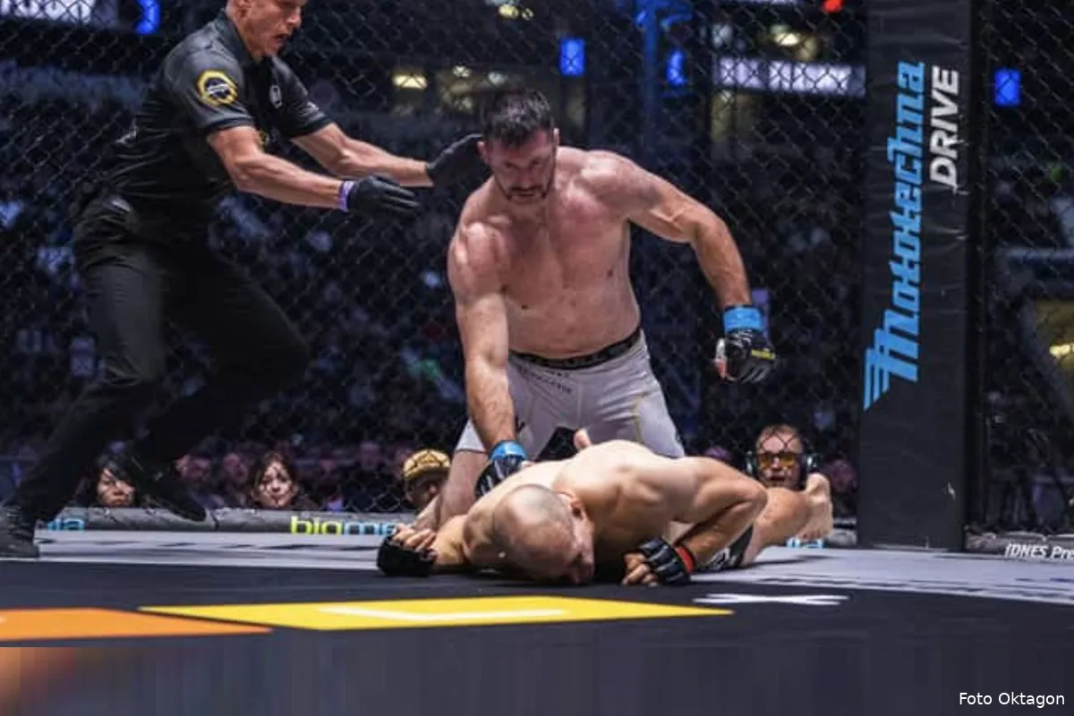 Monster knock-out! 59.000 fans zien dodelijke stoot (video)