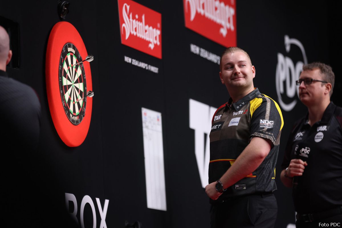 Dimitri Van den Bergh overtuigt in eerste ronde van New Zealand Darts Masters en treft Littler