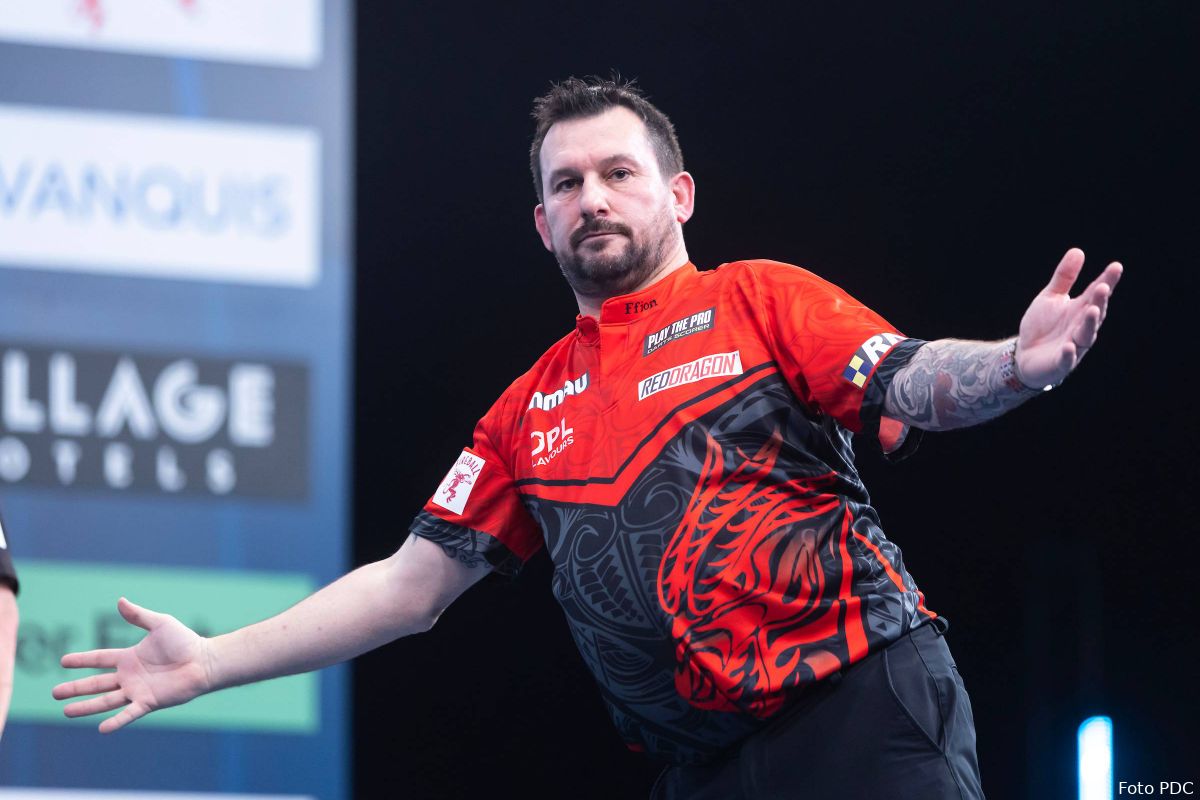 Jonny Clayton gooit 9-darter op hilarische wijze na laten vallen van laatste pijl
