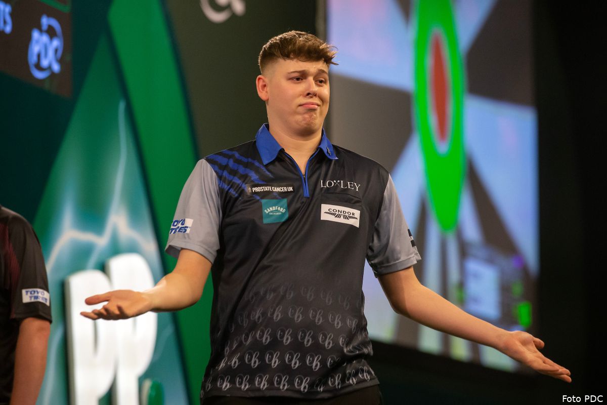 Development tour Owen Bates noteert de 21e 9darter en maakt indruk