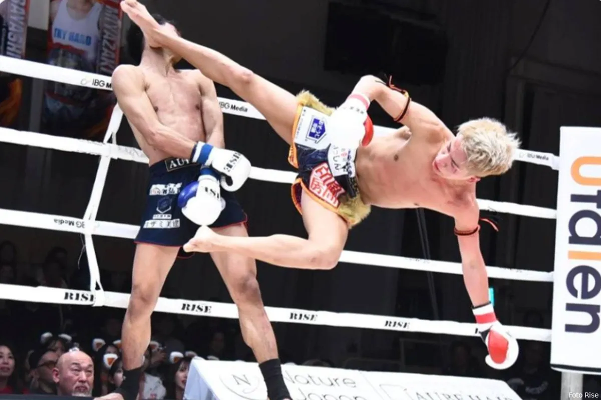 BAM! Topkickbokser Musashi sloopt tegenstander met brute vliegende hielkick!