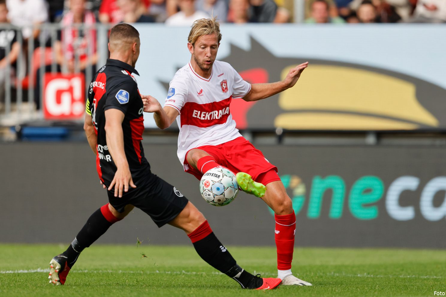 FC Twente presenteert noodgedwongen nieuw wit uitshirt bij Almere City FC